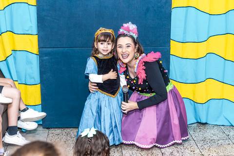 Foto de festa de aniversário infantil da Alice fantasiada de princesa ao lado da recreadora, em sua festa no Tatuapé.'