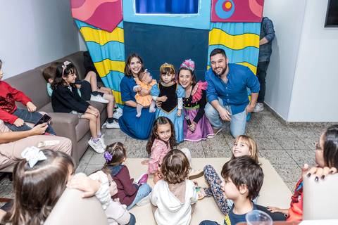 Foto de festa de aniversário infantil no Tatuapé, mostrando a alegria das crianças e convidados durante a recreação.'