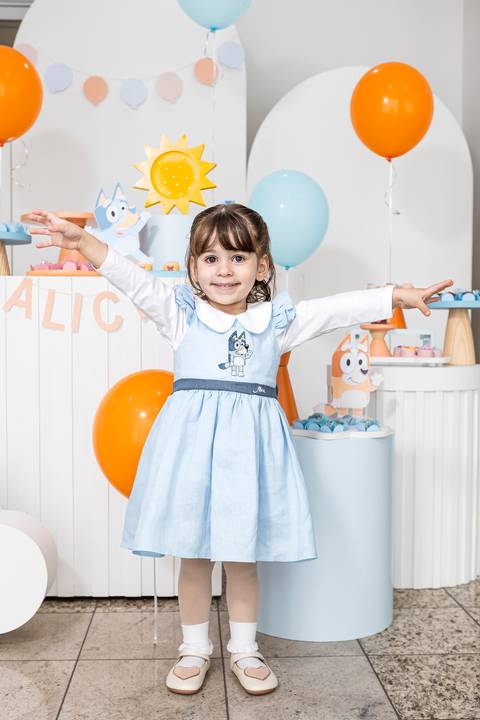 Fotógrafo de aniversário infantil registra a aniversariante Alice de 3 anos em sua festa no Tatuapé com decoração da Bluey.'