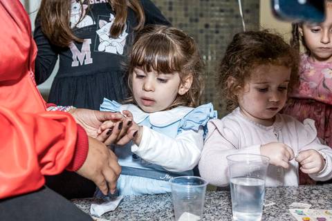 Fotógrafo de aniversário infantil registra o momento da oficina de tatuagens na festa da Alice, no bairro Tatuapé.'