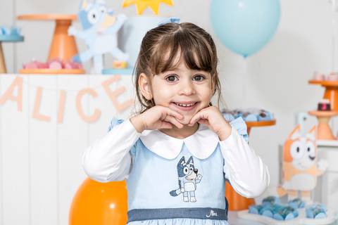 Alice comemorando 3 anos em sua festa no Tatuapé, tema Bluey, foto por Click de Alegria Fotografia.'