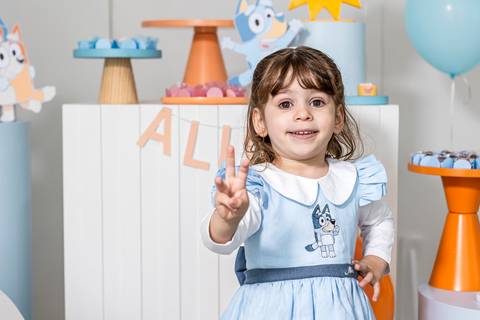 Retrato da aniversariante Alice em sua festa de 3 anos no Tatuapé, tema Bluey, por Click de Alegria Fotografia.'