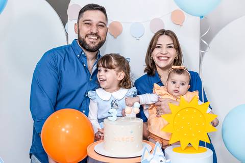 Fotógrafo de aniversário infantil registra família reunida na festa de 3 anos da Alice, com decoração Bluey no Tatuapé.'