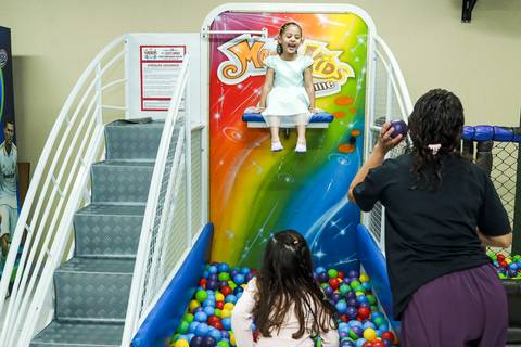 Fotógrafo de aniversário infantil na Vila Maria registra a aniversariante Melissa se divertindo nos brinquedos do Buffet Magia Kids Prime.'