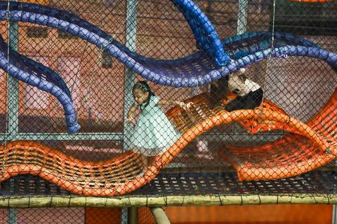 Foto de festa infantil na Vila Maria mostrando a aniversariante Melissa explorando o labirinto de redes no brinquedão do Buffet Magia Kids Prime.'