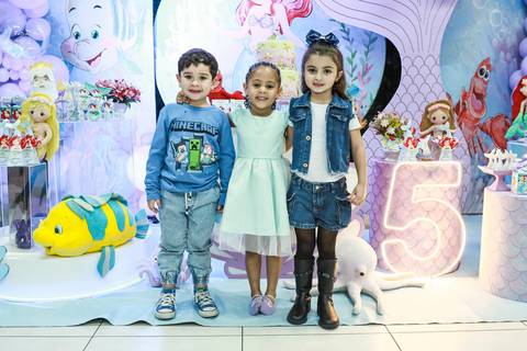 Fotógrafo de aniversário infantil na Vila Maria registra a aniversariante Melissa com seus amigos na festa com tema Pequena Sereia.'