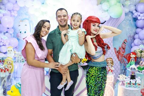 Fotógrafo de aniversário infantil na Vila Maria registra a família da Melissa com a personagem Ariel na festa com tema Pequena Sereia.'