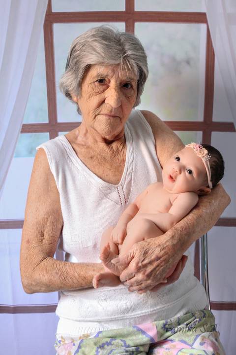 Ensaio Newborn Retrato na Casa do Bebê com a Bisavó'