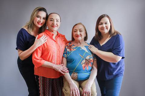 Fotografia de Família mãe, filhas, tia'