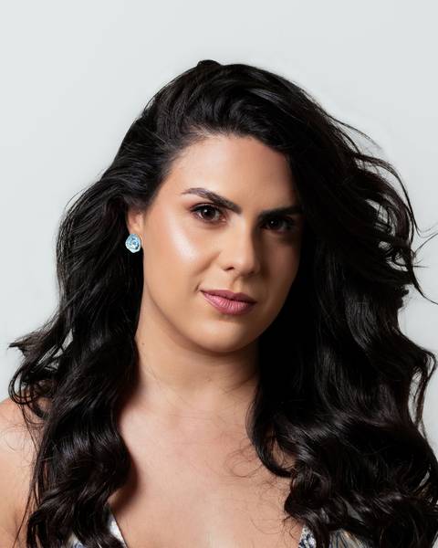 Make com ondas em cabelo liso.'