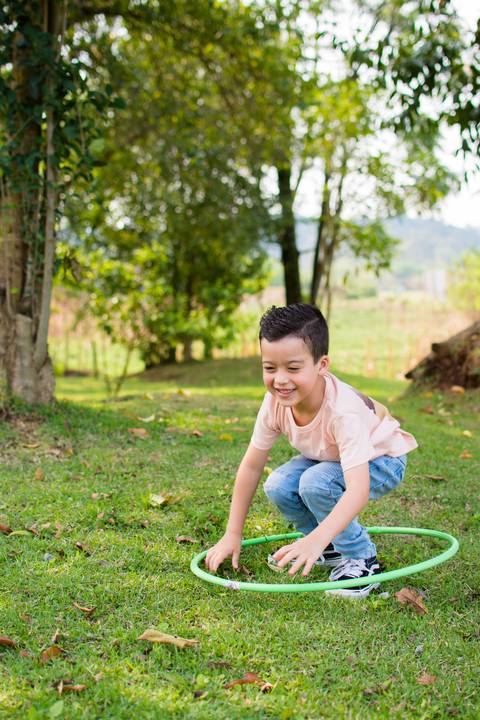 menino brincando de bambolê'