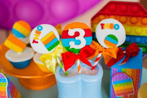 DOCE PERSONALIZADO TEMA POP IT'