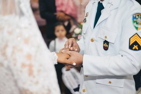 Fotografia de troca de alianças em Casamento com trajes de gala Militar.'