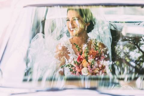 Casamento Mirella e Matheus realizado em Cachoeiro de Itapemirim. Fotografia linda feita dentro do carro.'