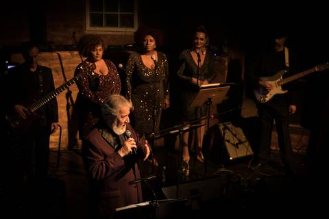Vocalista e Backing Vocals no Palco do Bourbon Street em Show da Banda Sound People em tributo à Joe Cocker'