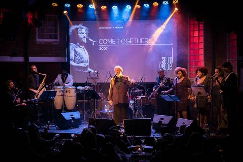 Vocalista no Palco do Bourbon Street em Show da Banda Sound People em tributo à Joe Cocker'