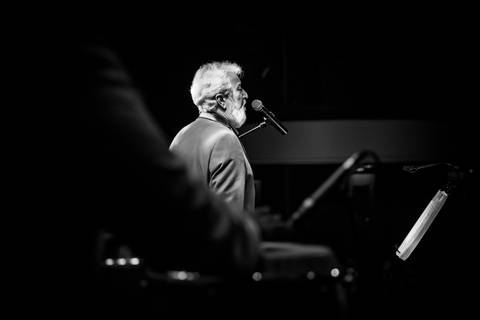 Vocalista no Palco do Bourbon Street em Show da Banda Sound People em tributo à Joe Cocker'