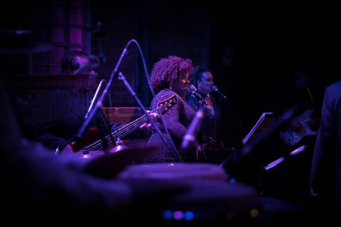 Vocalista no Palco do Bourbon Street em Show da Banda Sound People em tributo à Joe Cocker'