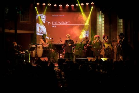 Vocalista no Palco do Bourbon Street em Show da Banda Sound People em tributo à Joe Cocker'