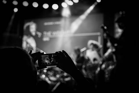 Público registrando com celular Palco do Bourbon Street em Show da Banda Sound People em tributo à Joe Cocker'