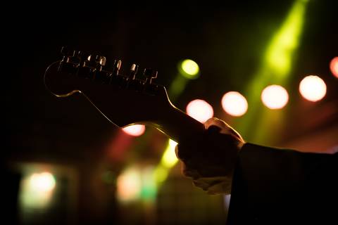 Guitarrista no Palco do Bourbon Street em Show da Banda Sound People em tributo à Joe Cocker'
