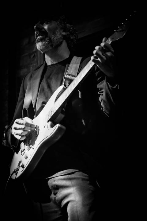 Guitarrista no Palco do Bourbon Street em Show da Banda Sound People em tributo à Joe Cocker'