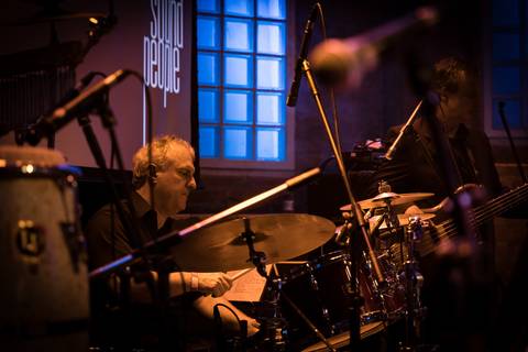 baterista no Palco do Bourbon Street em Show da Banda Sound People em tributo à Joe Cocker'