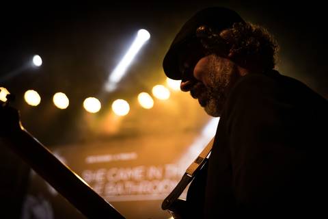 Guitarrista no Palco do Bourbon Street em Show da Banda Sound People em tributo à Joe Cocker'