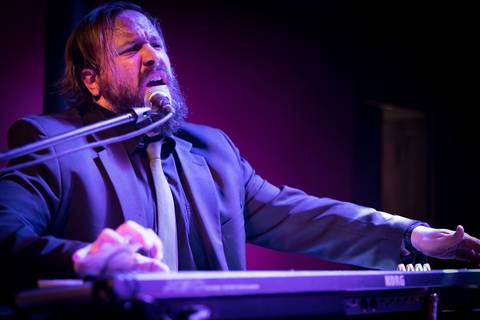 Tecladista e cantor no Palco do Bourbon Street em Show da Banda Sound People em tributo à Joe Cocker'