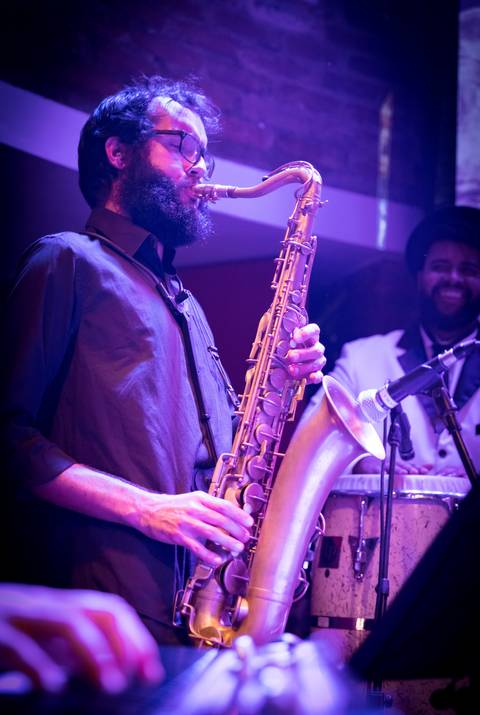 Saxofonista no Palco do Bourbon Street em Show da Banda Sound People em tributo à Joe Cocker'