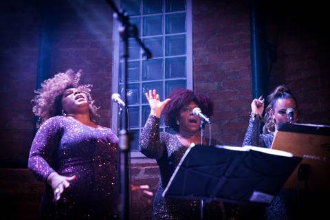 Backing Vocals no Palco do Bourbon Street em Show da Banda Sound People em tributo à Joe Cocker'