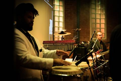 Percussionista no Palco do Bourbon Street em Show da Banda Sound People em tributo à Joe Cocker'