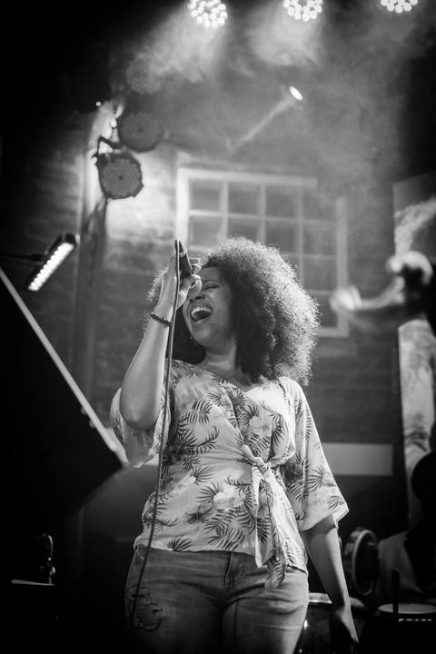 Vocalista no Palco do Bourbon Street em Show da Banda Sound People em tributo à Joe Cocker'