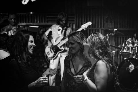 Público dançando no show
  da banda The Streams Rock Band, em show no TonTon Jazz & Music Bar, em São Paulo, no bairro de Moema'