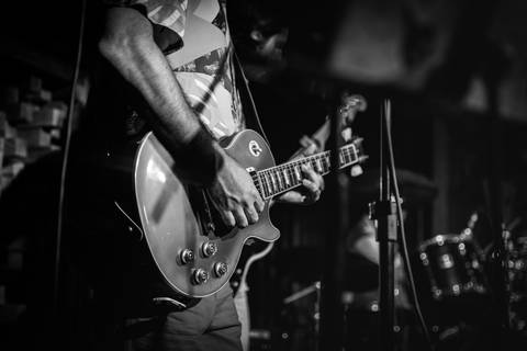 Guitarrista 
  da banda The Streams Rock Band, em show no TonTon Jazz & Music Bar, em São Paulo, no bairro de Moema'