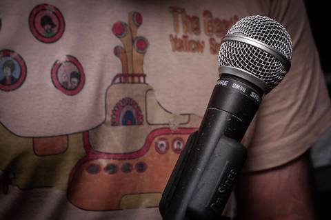 Microfone e camiseta dos beatles em gravação da Banda SoulChic em São Paulo'