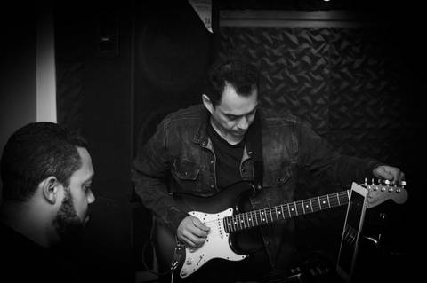 Guitarrista afinando guitarra fender stratocaster antes da gravação da Banda SoulChic em São Paulo'