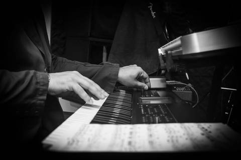 Tecladista passando o som em gravação da Banda SoulChic em São Paulo'