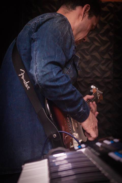 Guitarrista tocando com Fender Stratocaster em gravação da Banda SoulChic em São Paulo'