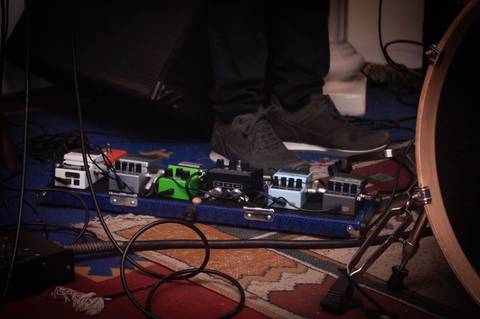 pedaleira de efeitos em gravação da Banda SoulChic em São Paulo'