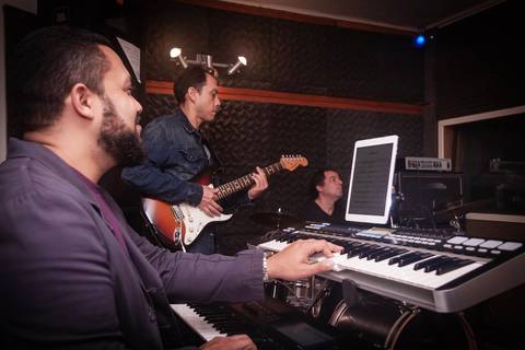 Tecladista e guitarrista em gravação da Banda SoulChic em São Paulo'