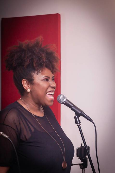 Vocalista Eloiza Paixão em gravação da Banda SoulChic em São Paulo'