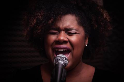 Vocalista Estela Paixão em gravação da Banda SoulChic em São Paulo'