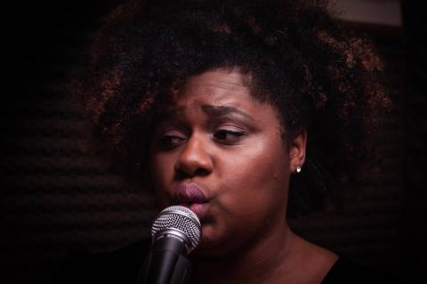 Vocalista Estela Paixão em gravação da Banda SoulChic em São Paulo'