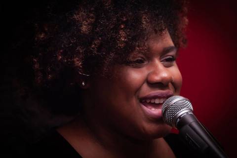 Vocalista Estela Paixão em gravação da Banda SoulChic em São Paulo'