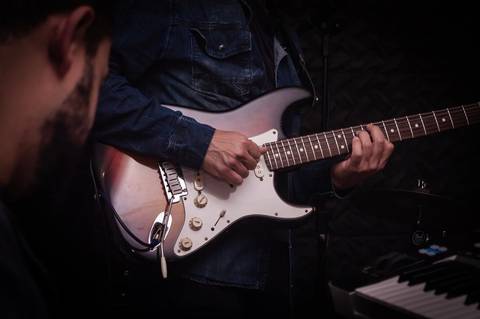 Guitarrista com Fender StratoCaster em gravação da Banda SoulChic em São Paulo'