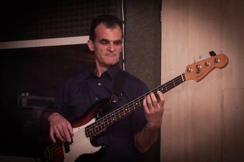 Baixista tocando baixo Fender em gravação da Banda SoulChic em São Paulo'