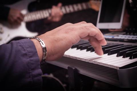 Tecladista em gravação da Banda SoulChic em São Paulo'