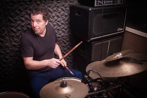 Baterista tocando em gravação da Banda SoulChic em São Paulo'