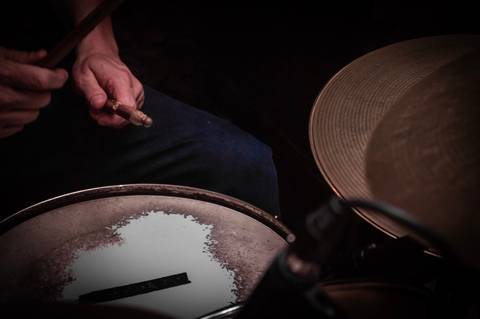 Baterista tocando em gravação da Banda SoulChic em São Paulo'